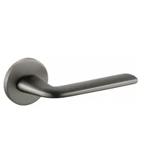 Дверная ручка на круглой розетке ADDEN BAU "DOVE" S-484