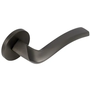 Дверная ручка на круглой розетке ADDEN BAU "WAVE" S-488