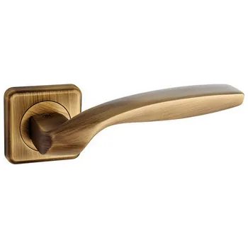 Ручка латунная на розетке Pasini "Quadrata" 3541