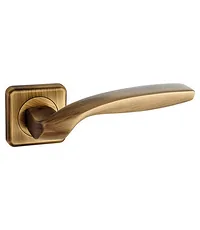 Ручка латунная на розетке Pasini "Quadrata" 3541