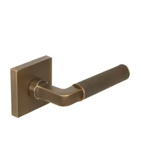 Дверная ручка из латуни Ghobestir "LYDIA Collection" G005R на квадратном основании