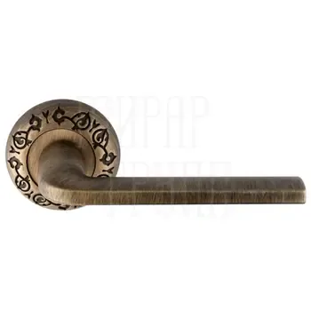 Дверная ручка Extreza "TERNI" (Терни) 320 на круглой розетке R04