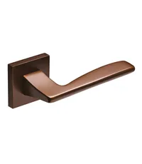 Дверная ручка из латуни медь Ghobestir "CITY Collection" 011 на тонкой квадратной розетке