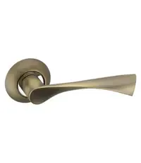 Дверная ручка на круглой розетке ADDEN BAU "Legend" A123