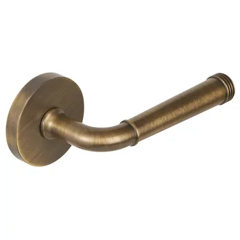 Дверная ручка из латуни в 3-х оттенках Ghobestir "CAESAR Collection" на круглой розетке