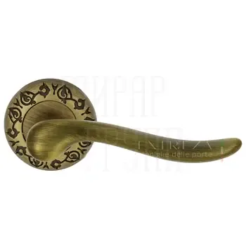 Дверная ручка Extreza "Toledo" (Толедо) 323 на круглой розетке R04