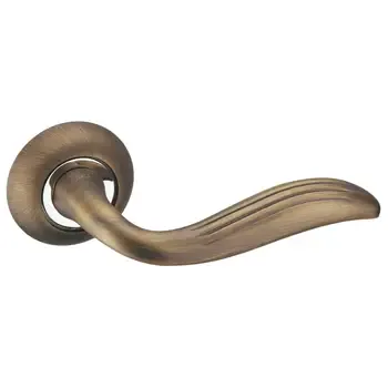 Дверная ручка на круглой розетке ADDEN BAU "Tail" A119