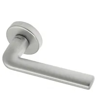 Дверная ручка Fratelli "LINEA" 7 на круглой розетке