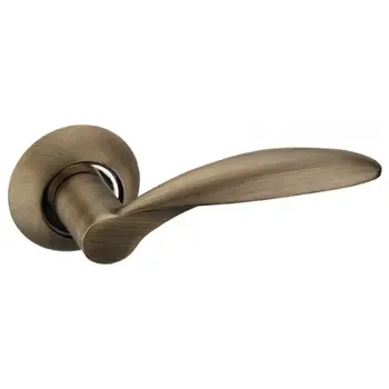 Дверная ручка на круглой розетке ADDEN BAU "Swell" A110