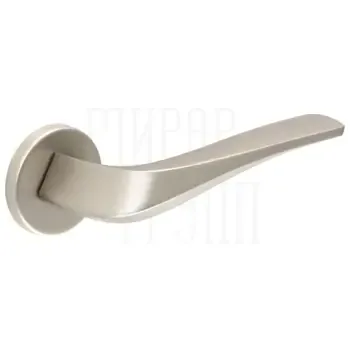 Дверная ручка Extreza Hi-Tech "Gira" (Гира) 108 на круглой розетке R12